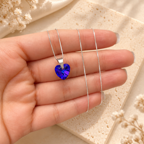 Corazón azul sobre la mano Collar SW